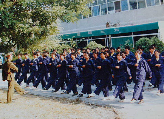 华体会注册员工积极参加军训活动